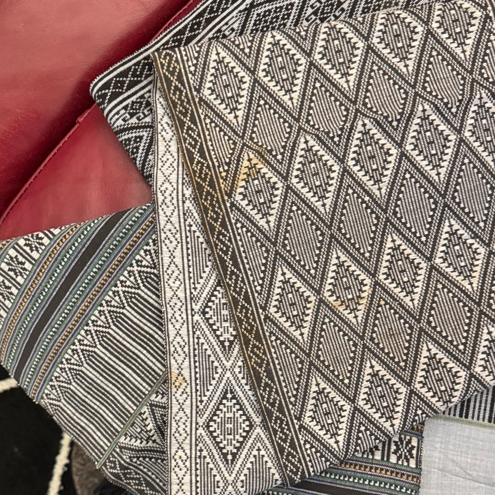 Intricate Patterned Table Runners - Picture 2 of 6
